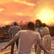 Imagem de uma explosão nuclear se aproximando de um grupo de pessoas.