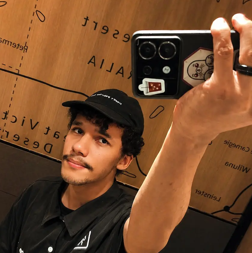 Foto do Diogo segurando uma xícara de café.